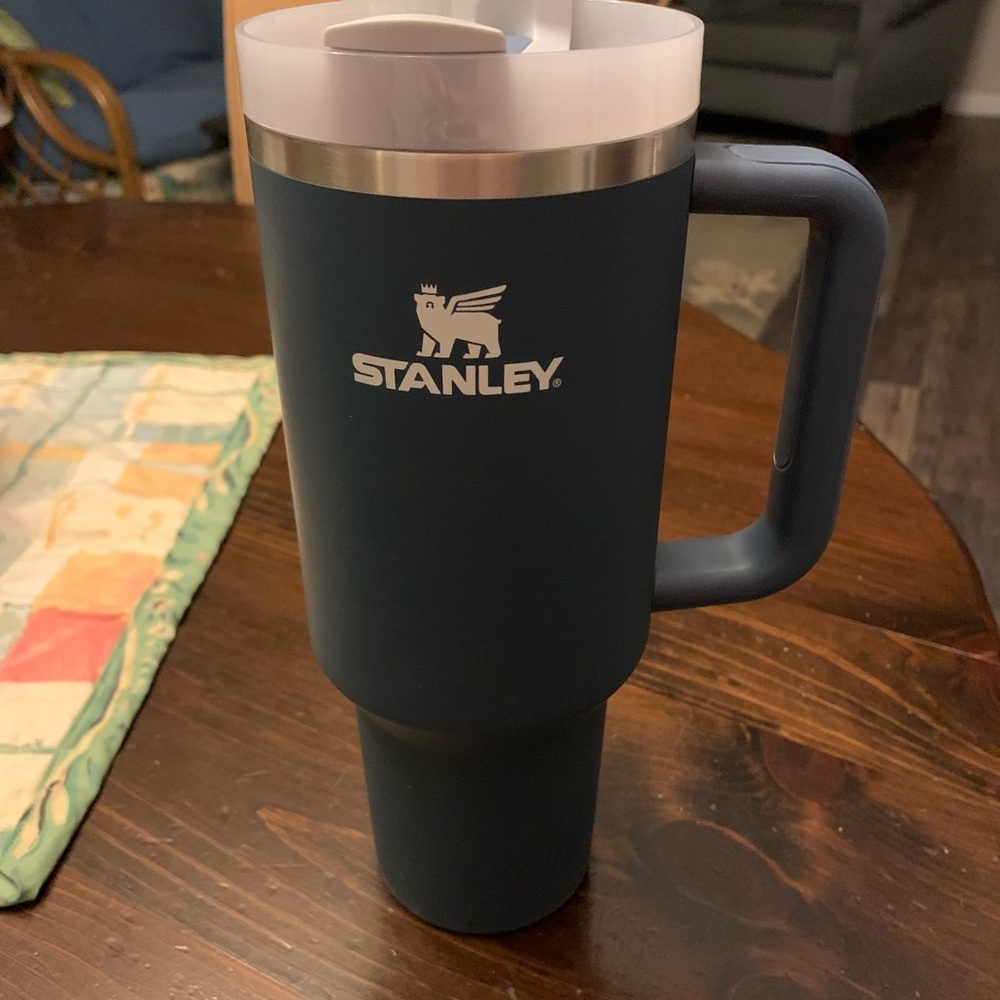 Matte navy blue Stanley- in good condition!